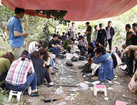 Đột kích sới bạc trên núi, lùng sục nhiều tiếng đồng hồ bắt 24 đối tượng