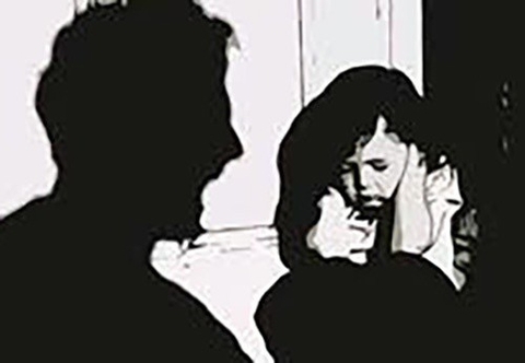 Lợi dụng bạn đi kiếm mồi nhậu, ở nhà hiếp dâm bé gái 5 tuổi cháu của bạn