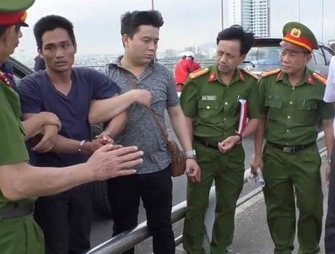 Hai lần tính kế phi tang thi thể con gái 8 tuổi của người cha tàn ác
