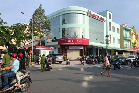 Túng tiền tiêu, anh nổ súng ép em trai học lớp 12 cùng đi cướp ngân hàng