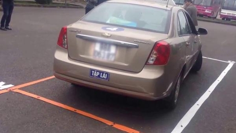 Học viên tập lái ô tô đạp nhầm chân ga tông chết thầy giáo