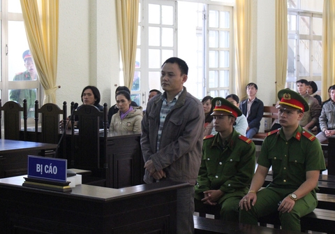 Bóp cổ vợ đến chết rồi đổ rượu độc vào miệng tạo hiện trường giả