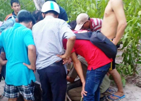 Một thanh niên nhảy xuống giếng, cầm dao tự cứa cổ