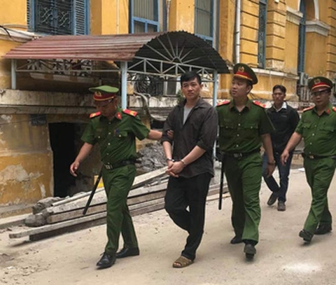 Nắm tay vợ bạn, chết ngay sau đó