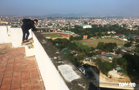 Nghi vấn có người làm rơi gạch khiến bé trai tử vong ở chung cư