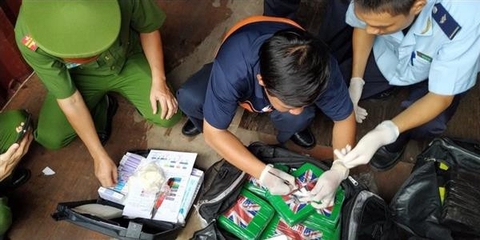 Phát hiện 100 bánh cocaine trị giá khoảng 800 tỷ đồng giấu trong container