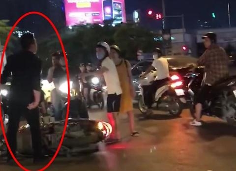 Thanh niên đi SH đẩy ngã bà bầu: “Bầu tao cũng đánh”