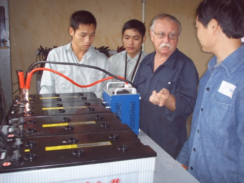 SỬA CHỮA, PHỤC HỒI ẮC QUY XE NÂNG CŨ