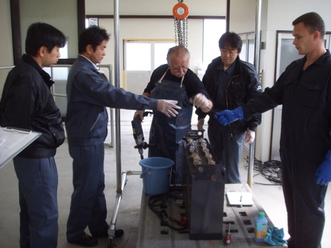 SỬA CHỮA, PHỤC HỒI ẮC QUY XE NÂNG CŨ