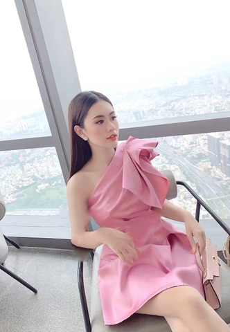 Đầm xoè kiểu lệch vai nơ đắp chéo tà (Đen)