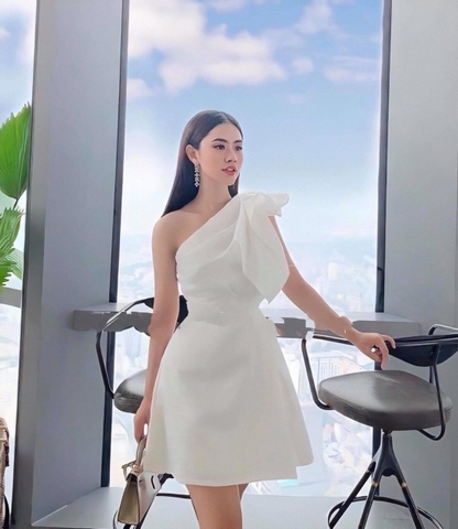 Đầm xoè kiểu lệch vai nơ đắp chéo tà (Trắng)
