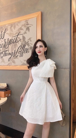 Đầm xoè gấm lệch vai phối nơ xếp ly eo