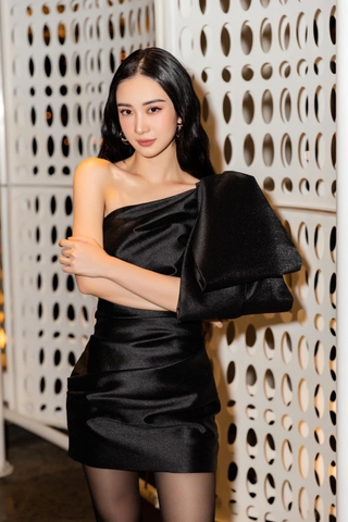 Đầm ôm body lệch vai phối nơ