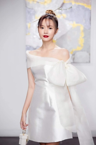 Đầm dáng xòe ngắn lệch vai phối nơ hợp đi tiệc