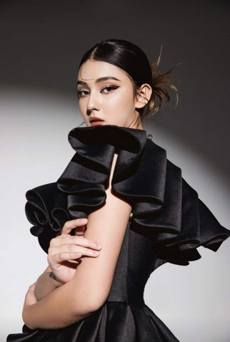 Set áo váy kiểu áo xòe tầng xẻ ngực phối váy ngắn