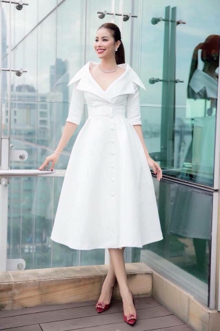 Đầm xòe trắng kiểu cổ vest tay lỡ phối nút dự tiệc