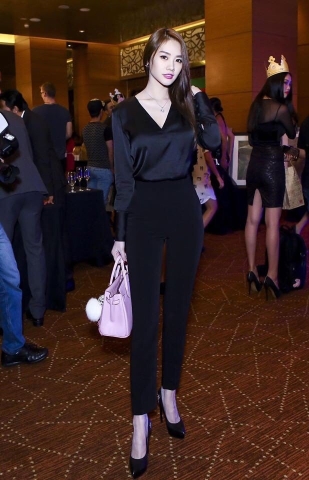 Áo quần kiểu áo tay dài cổ tim quần dài ôm (Áo trắng quần trắng)