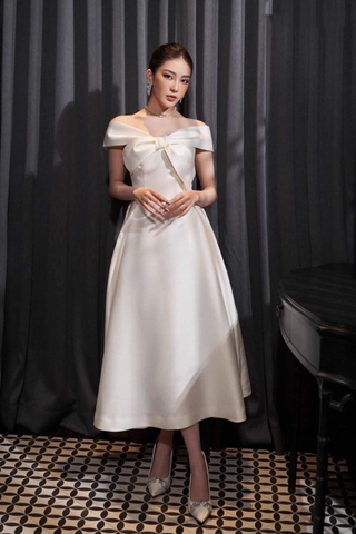 Đầm xòe dáng dài hở vai phối nơ ngực dự tiệc (Trắng)