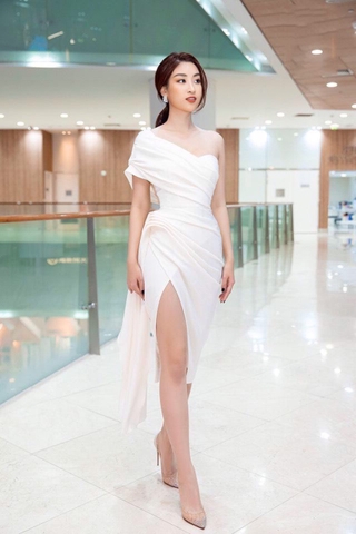 Đầm ôm body kiểu lệch vai xéo tà sang trọng (Trắng)
