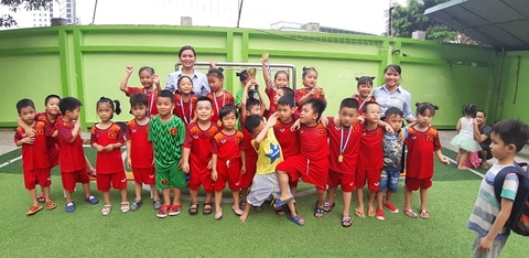 Chung kết giải bóng đá nữ hai lớp Montessori 1A và Montessori 1B