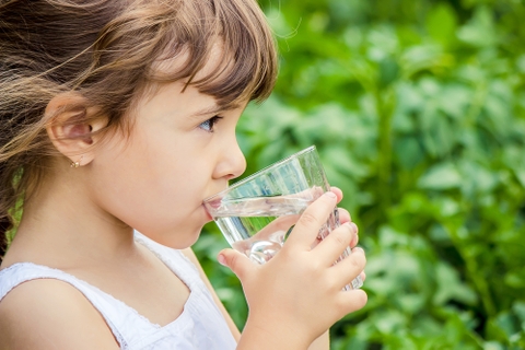 Làm sao bảo vệ trẻ em khỏi các chất độc hại trong nước?