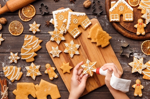 Làm bánh quy gừng chuẩn bị cho mùa Noel 2023