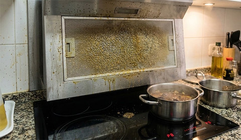 Vệ sinh lưới lọc hút mùi sau những ngày Tết: Có cần thiết không?