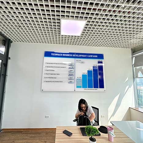 Bảng mica gắn tem nam châm từ treo tường