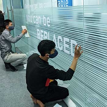 In decal dán kính cách làm mới cho không gian văn phòng đẹp