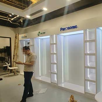 Tủ kệ trưng bày sản phẩm tại văn phòng công ty