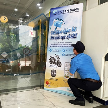 Standee chân sắt giá rẻ cho điều kiện ngoài trời nhiều gió