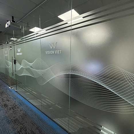 Dán decal mờ in hoa văn lượn sóng cho văn phòng công ty