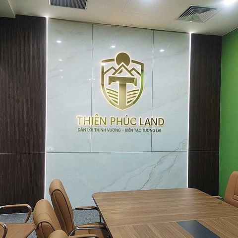 Vách logo quầy lễ tân bằng lam gỗ kết hợp vân đá
