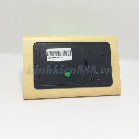 Đồng hồ để bàn màu gỗ LED xanh lá hình tam giác