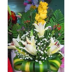 Hoa Ly chen với Lan vàng