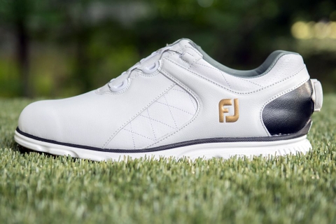 Giày thể thao hay giày chơi golf ?