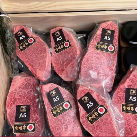 Hộp quà Thăn ngoại bò kobe Nhật - striploin wagyu kobe Beef