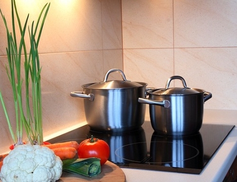 Chọn bếp từ có kích thước lắp đặt 700 x 400 mm trở lên 
