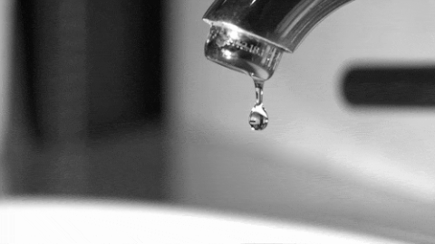 vì sao vòi rửa bát chảy chậm