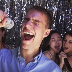 Những điều không nên làm khi đi hát Karaoke