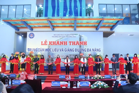 Hình ảnh thi công lắp đặt chân bàn văn phòng lắp ráp tại Đại Học Thương Mại Hà Nội