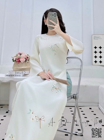 Áo Dài Cách Tân Vải Lụa Trắng Thêu Hoa Xinh Xắn