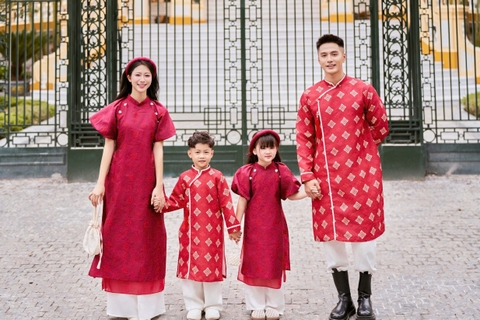 Áo Dài Cách Tân Gia Đình Màu Đỏ Xinh Xắn