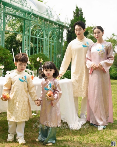 Áo Dài Cách Tân Gia Đình Gấm Hồng Thêu Ruy Băng