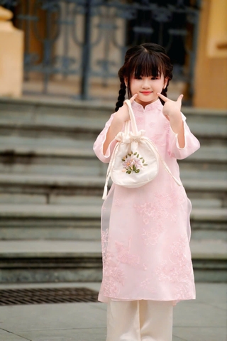 Áo Dài Bé Gái Voan Hồng Thêu Kèm Dây Tua Rua