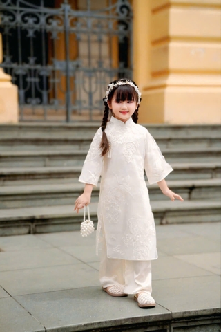 Áo Dài Bé Gái Voan Kem Thêu Kèm Dây Tua Rua