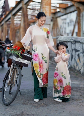 Áo Dài Cách Tân Mẹ Bé Lụa In Hoa 3D