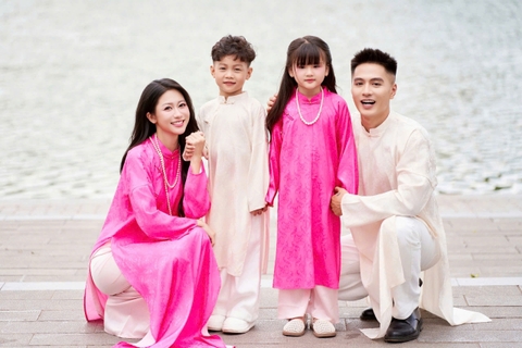 Áo Dài Cách Tân Gia Đình Gấm Hồng Phối Kem Họa Tiết Đồng Tiền