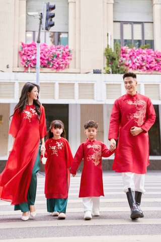 Áo Dài Cách Tân Gia Đình Voan/Tafta Đỏ Họa Tiết Thêu