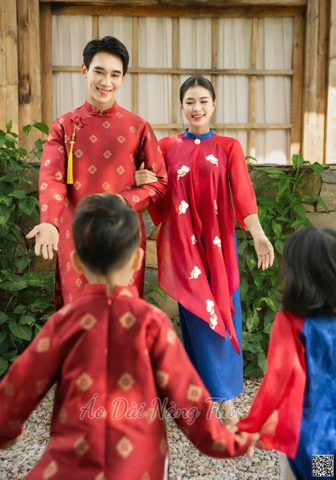 Áo Dài Cách Tân Gia Đình Lụa Đỏ Xẻ Tà Tân Thời